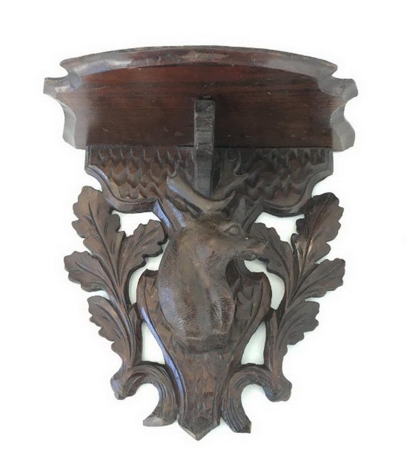 Petite Console en Bois Sculpté représentant une Tête de Cerf. Forêt Noire