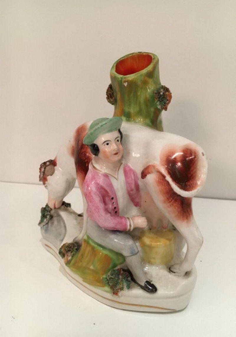 Paire de Personnages Trayant des Vaches. Staffordshire