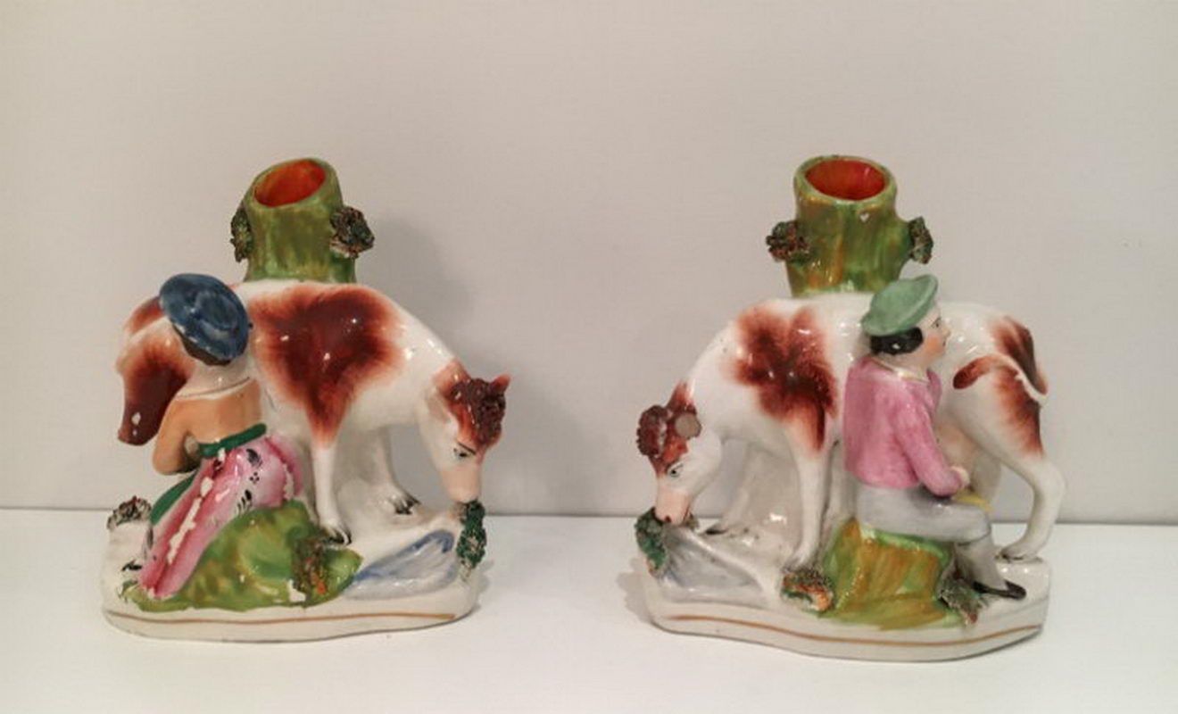 Paire de Personnages Trayant des Vaches. Staffordshire