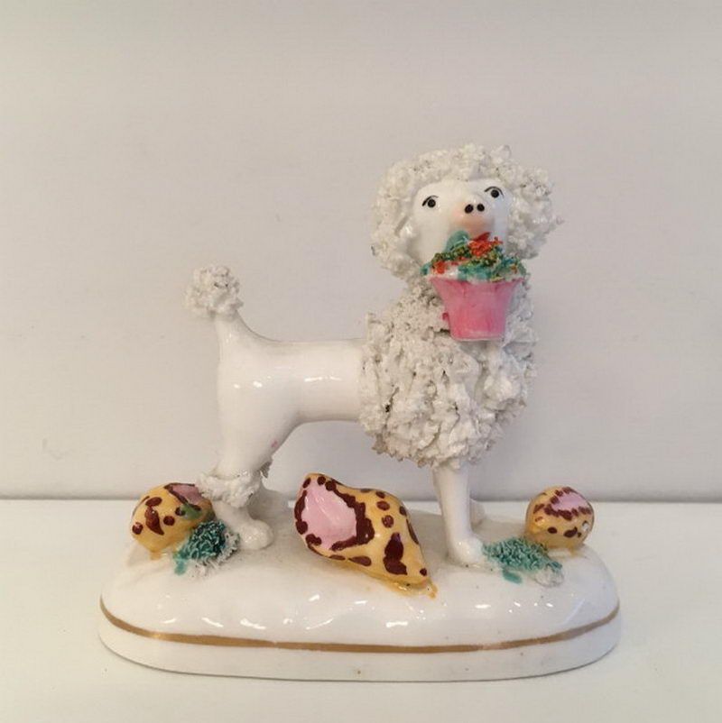 Caniche en Porcelaine. Staffordshire