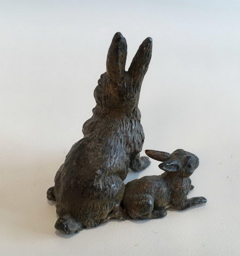 Petit Bronze représentant un Lapin et son Bébé