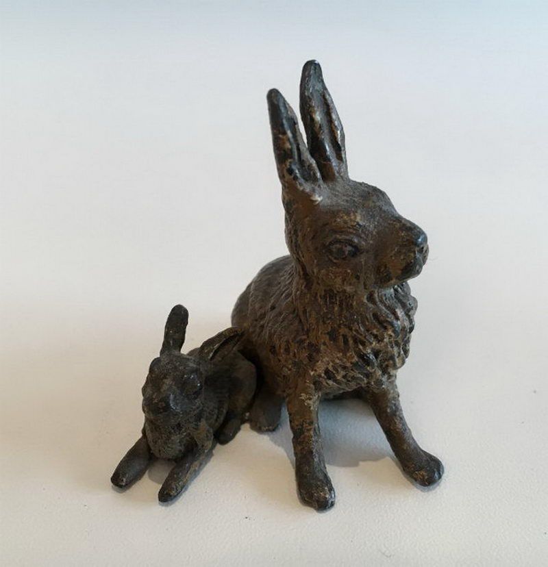 Petit Bronze représentant un Lapin et son Bébé