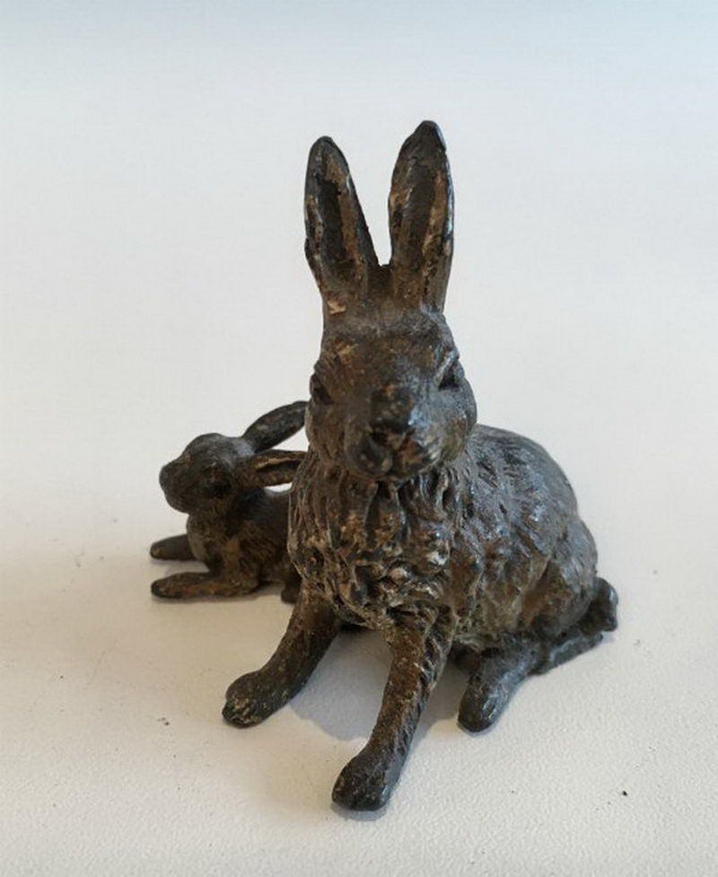 Petit Bronze représentant un Lapin et son Bébé