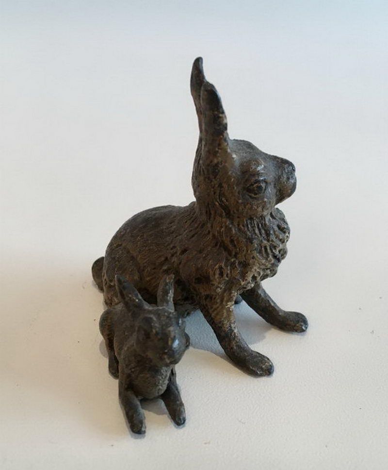 Petit Bronze représentant un Lapin et son Bébé