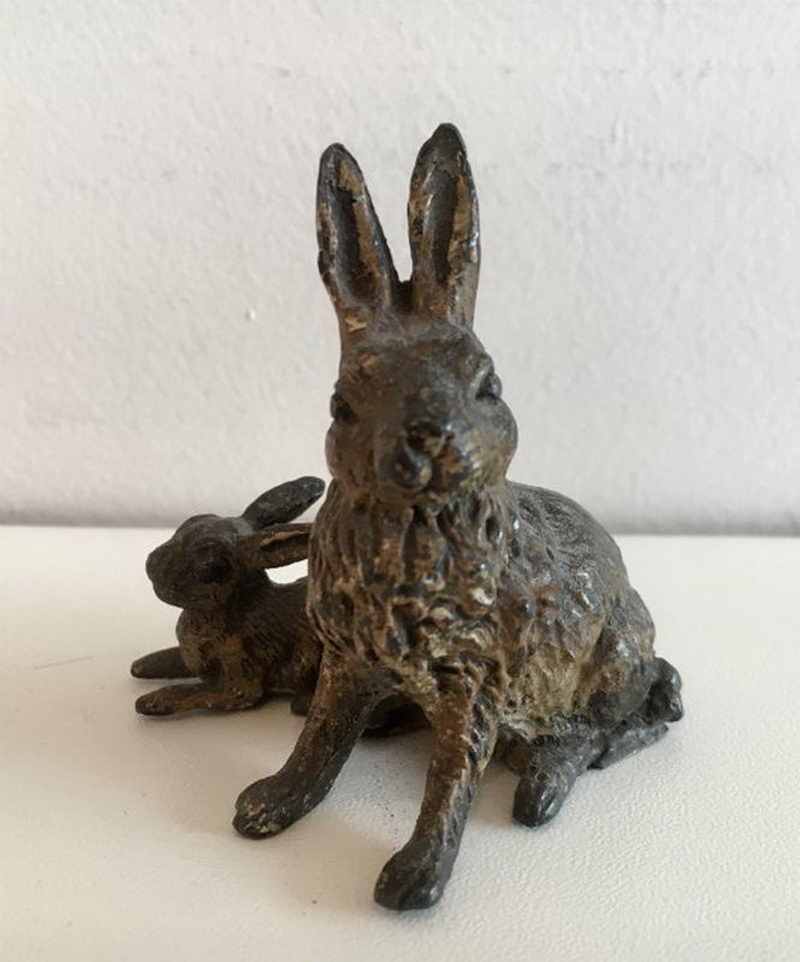 Petit Bronze représentant un Lapin et son Bébé