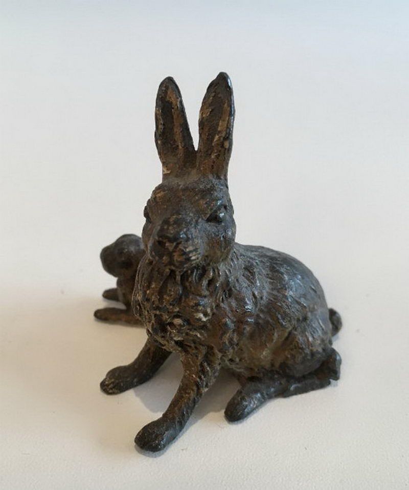 Petit Bronze représentant un Lapin et son Bébé