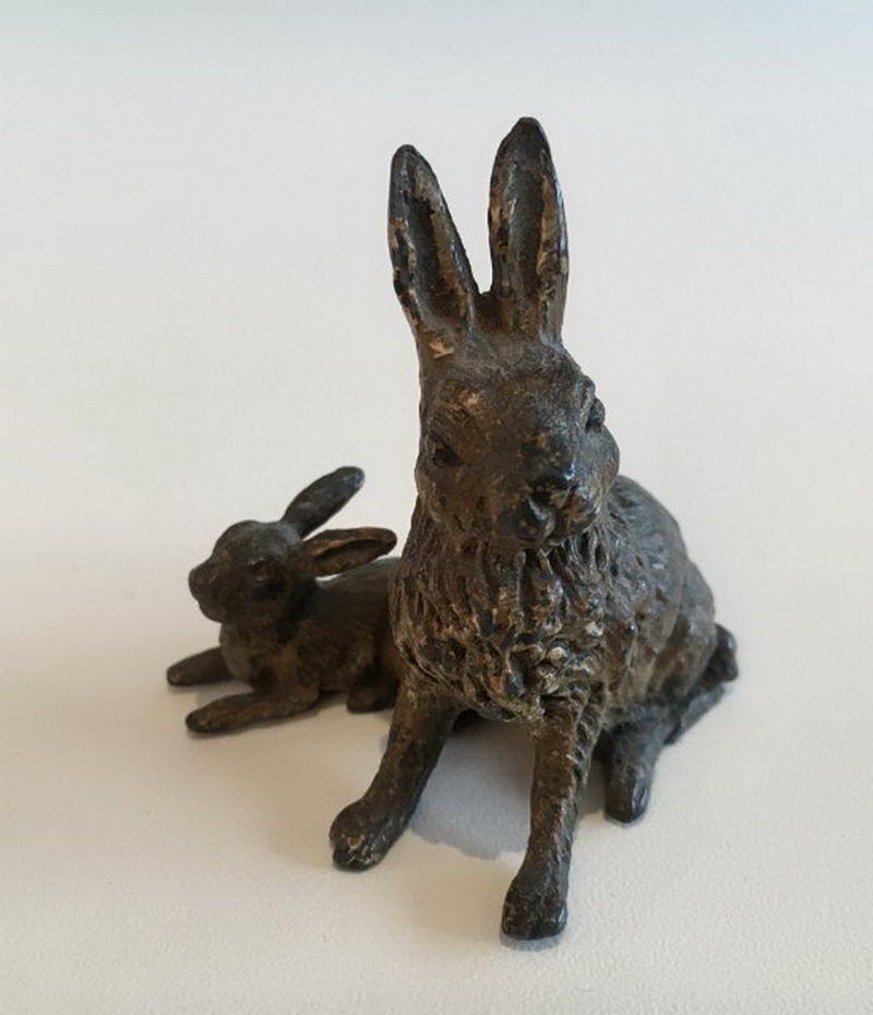 Petit Bronze représentant un Lapin et son Bébé