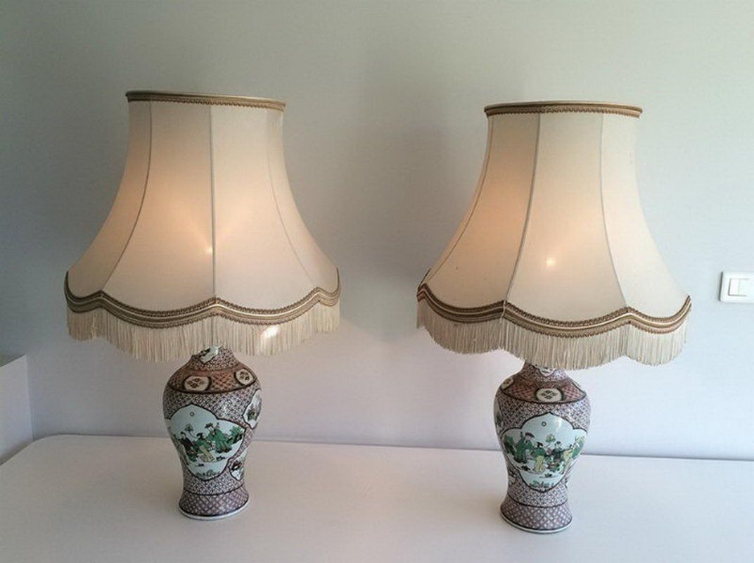 Paire de lampes en porcelaine à décors chinoisants