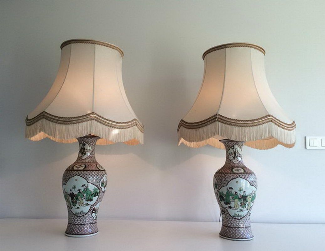 Paire de lampes en porcelaine à décors chinoisants