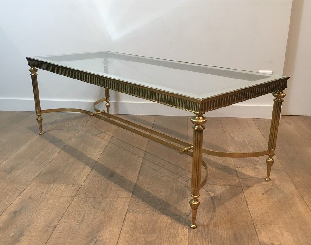 Table Basse de Style Néoclassique en Laiton surmontée d'un Plateau de Verre entouré d'une bande Argentée effet Miroir