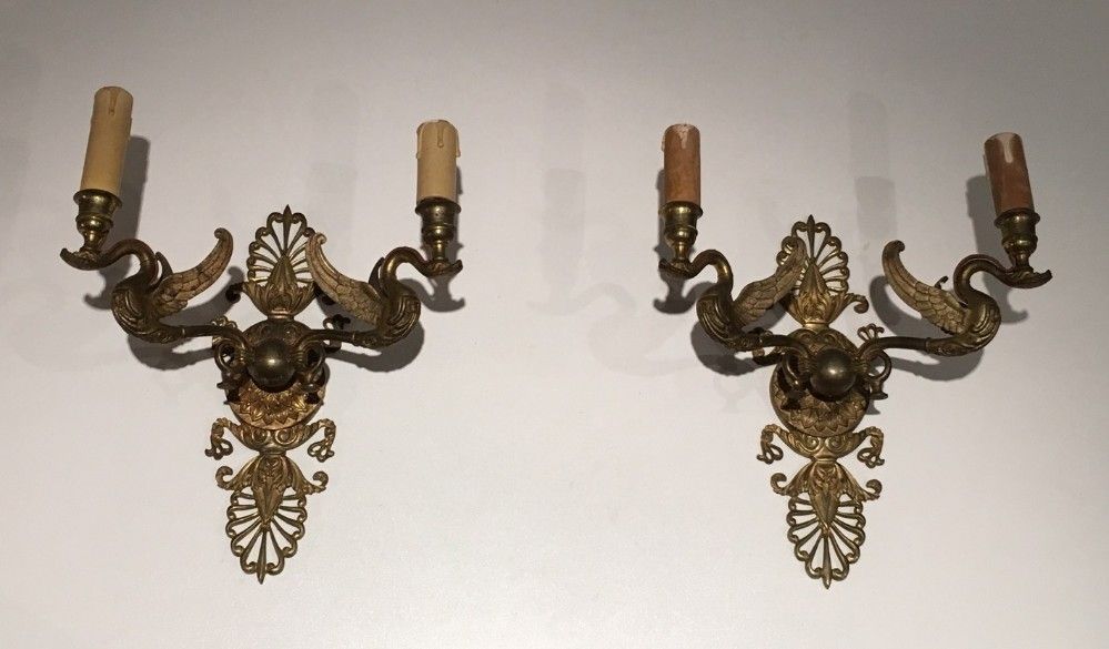 Paire d'Appliques de Style Empire en Bronze Doré à décors de Cygnes