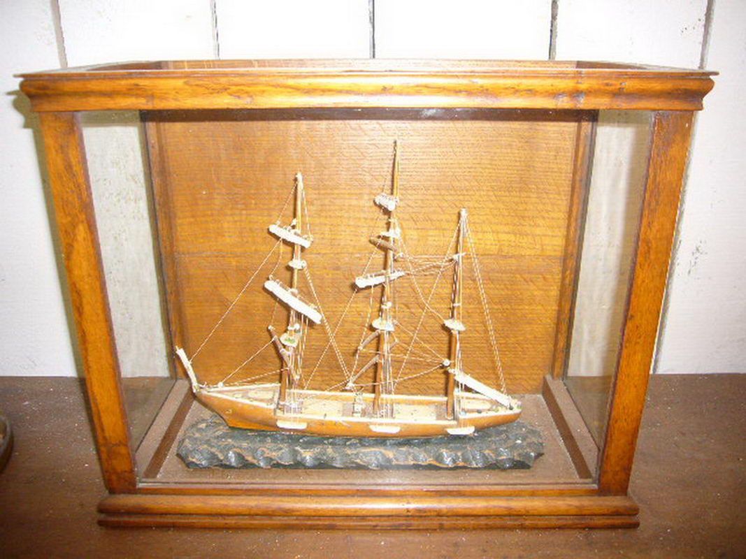 Maquette de Bateau en Bois et Vitrine de Verre