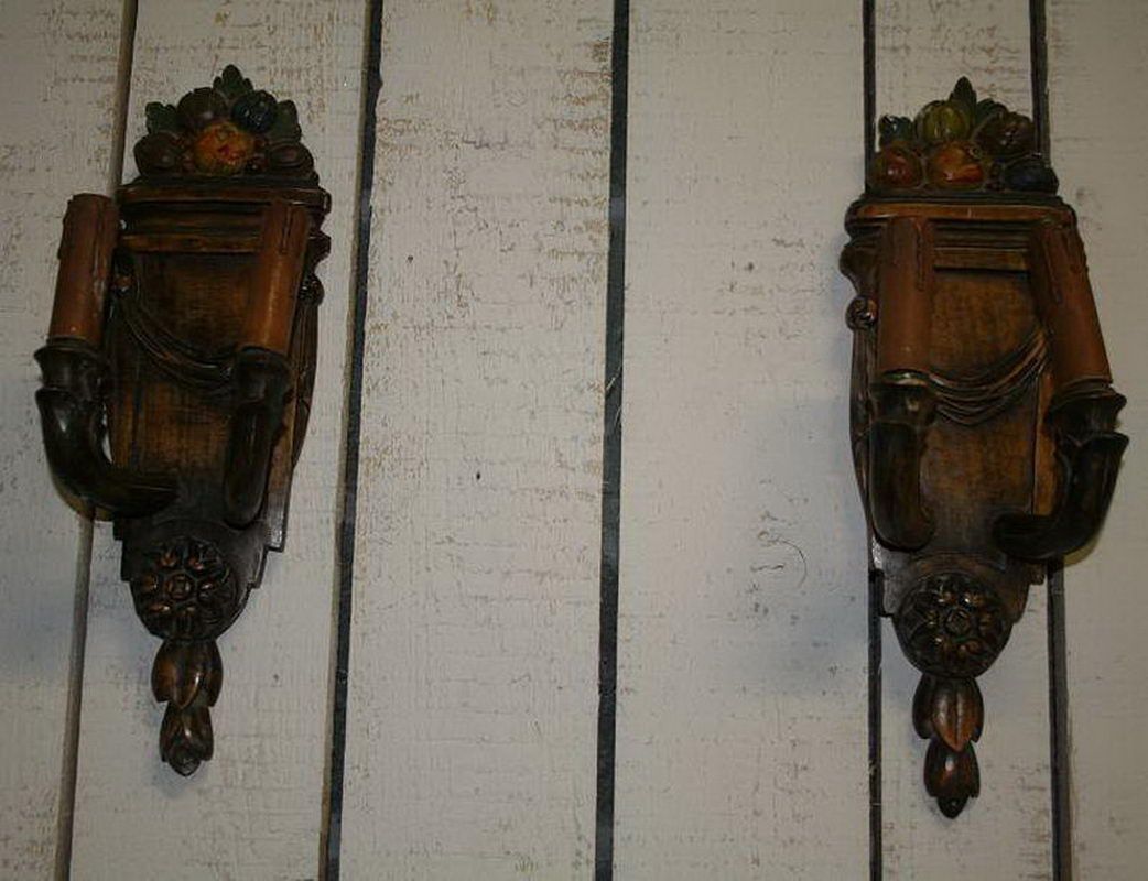 WS (802) Ancienne paire d'appliques en bois sculpté