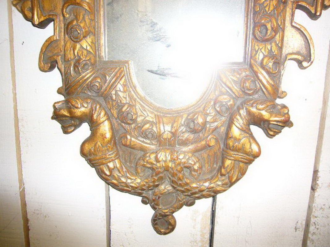 Miroir en bois doré aux chérubins