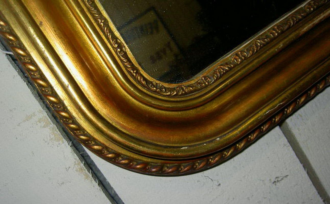 Petit Miroir dans un Cadre en Bois Doré
