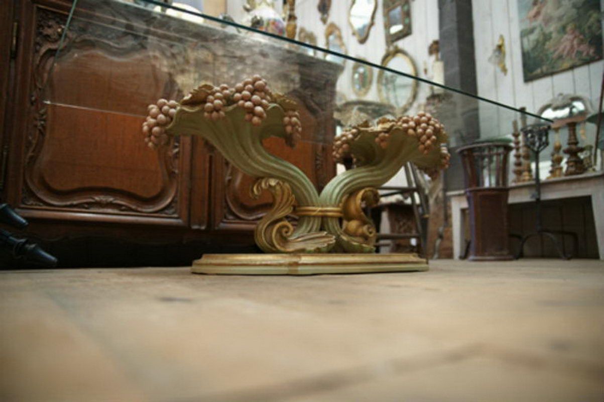 Table Basse Polychrome en Bois Sculpté aux Grappes de Raisins