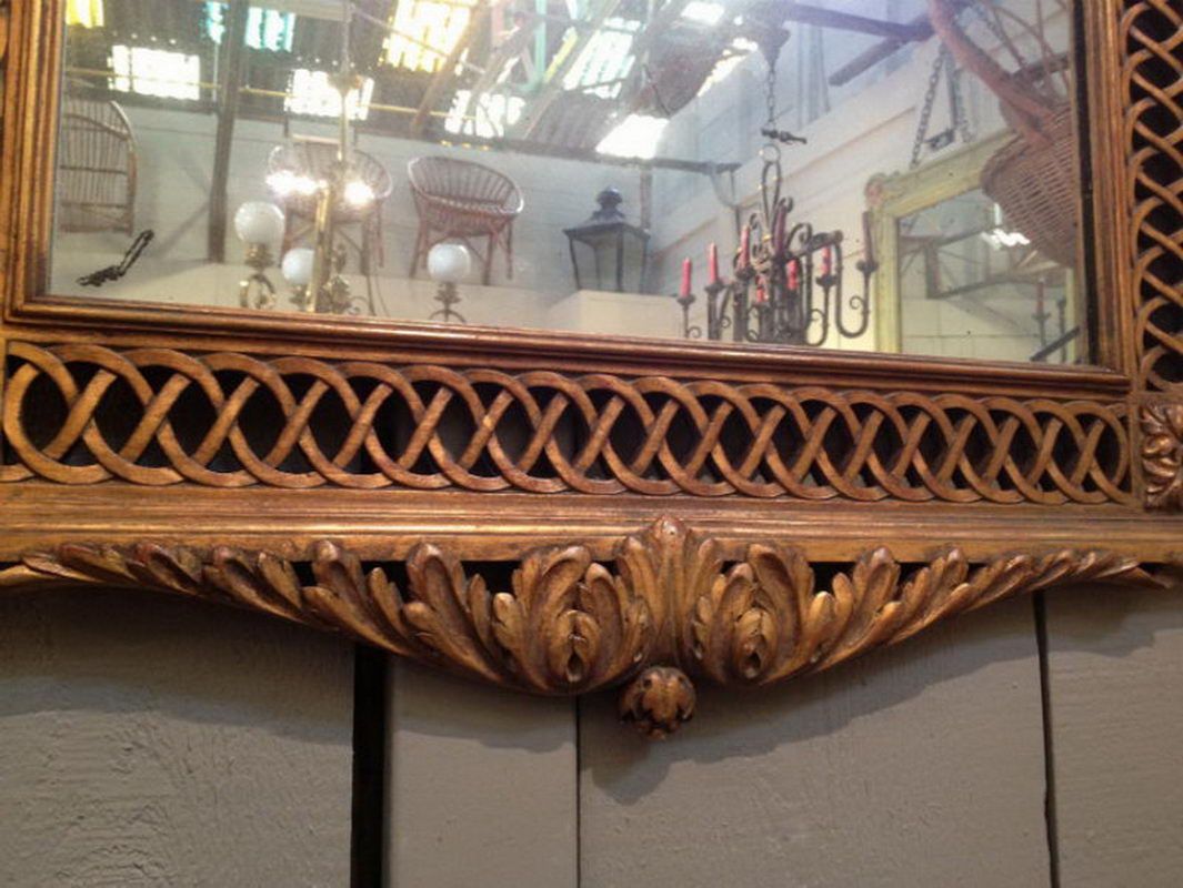 Miroir en bois sculpté doré. Vers 1920