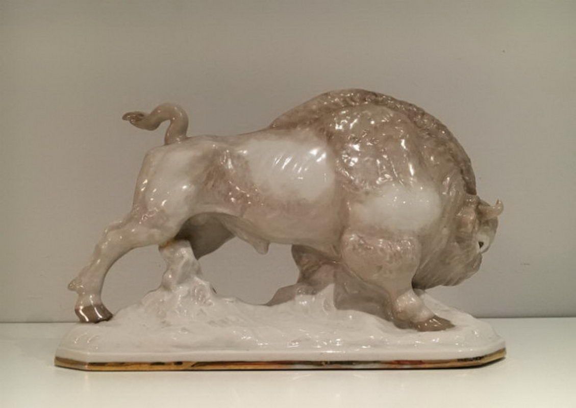 Bison Stylisé en Porcelaine