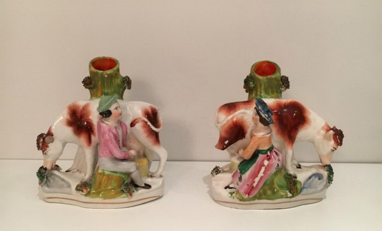 Paire de Personnages Trayant des Vaches. Staffordshire